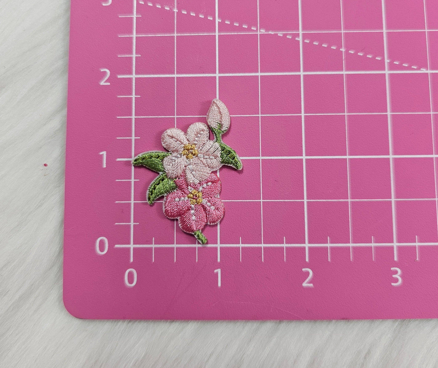 Small Pink Lilly Daisy Dogwood Flower Embroidery Iron On Patch