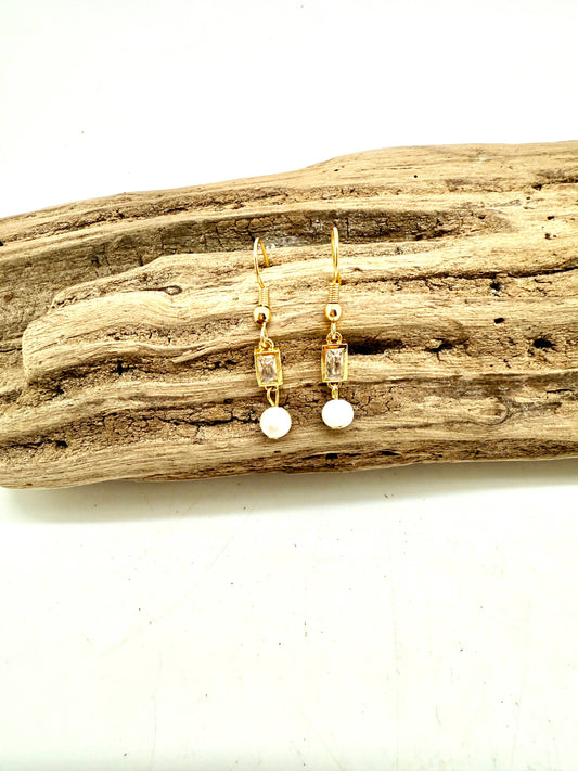 Earring Freshwater Pearl drop on 18k Gold Plated Rec. Glass